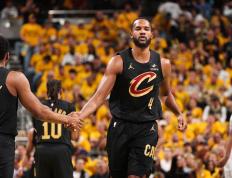 IM体育动画直播通道-骑士队前锋突破技术高超带领球队胜利