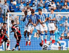 IM体育在线注册-西甲比赛场上两队展开激烈较量，看点十足