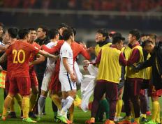 IM体育App下载-国内足球赛事近期展开激烈较量，球员斗志昂扬的简单介绍