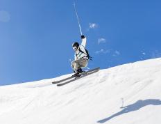 IM体育在线注册-赛道与球场的双重奏，东契奇F1揭幕战闪耀，尼克斯终结国王连胜