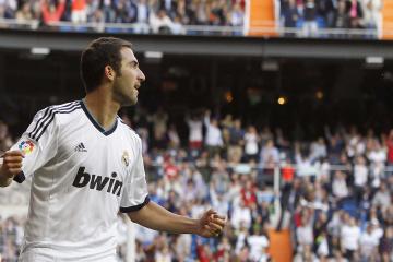 IM体育下载-里昂铁骑碾碎红军神话，萨拉赫一骑绝尘惊艳欧陆