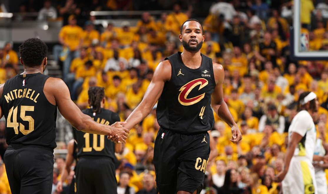 IM体育动画直播通道-骑士队前锋突破技术高超带领球队胜利