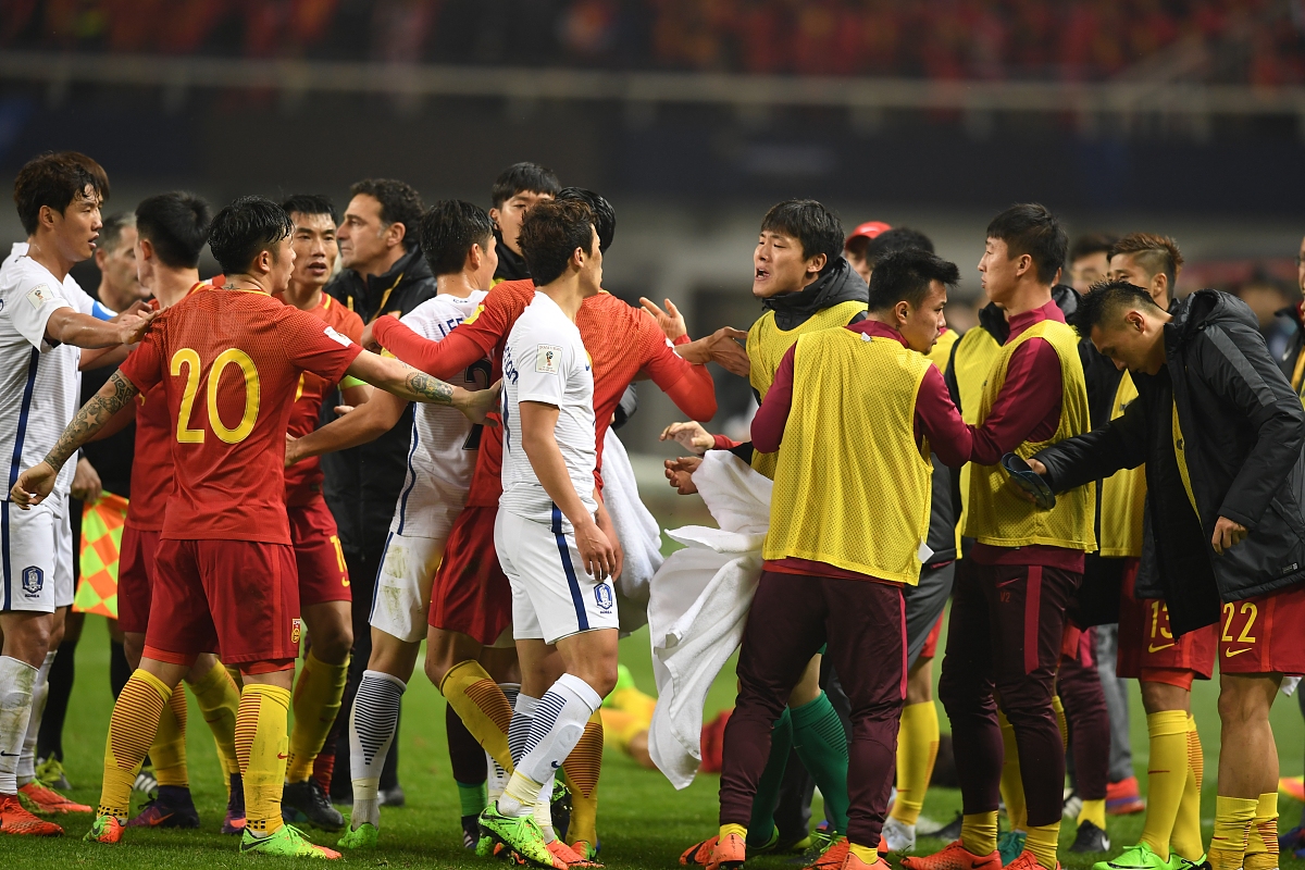 IM体育App下载-国内足球赛事近期展开激烈较量，球员斗志昂扬的简单介绍