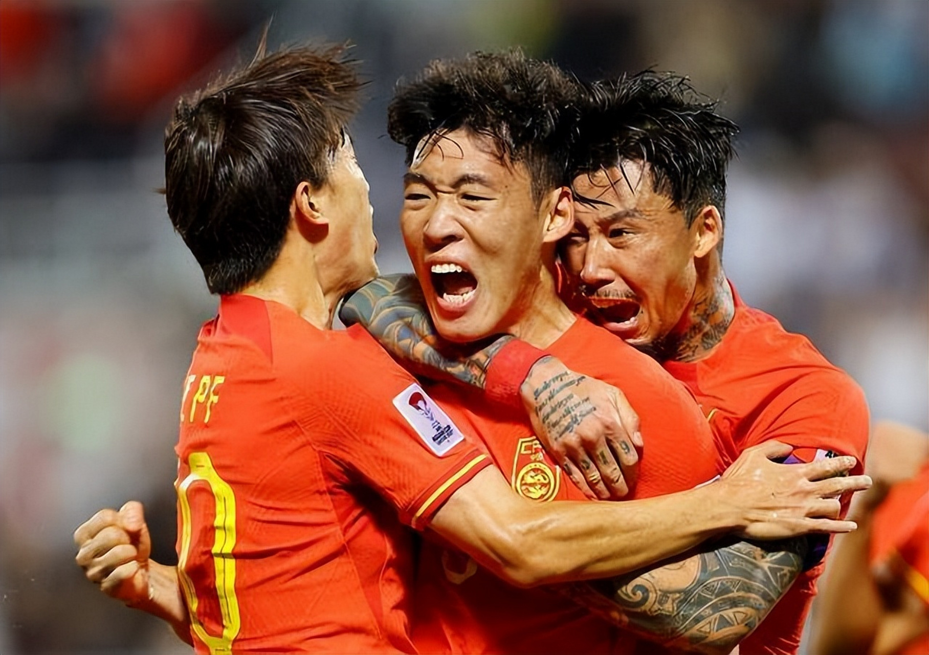 IM体育App下载-国内足球赛事近期展开激烈较量，球员斗志昂扬的简单介绍