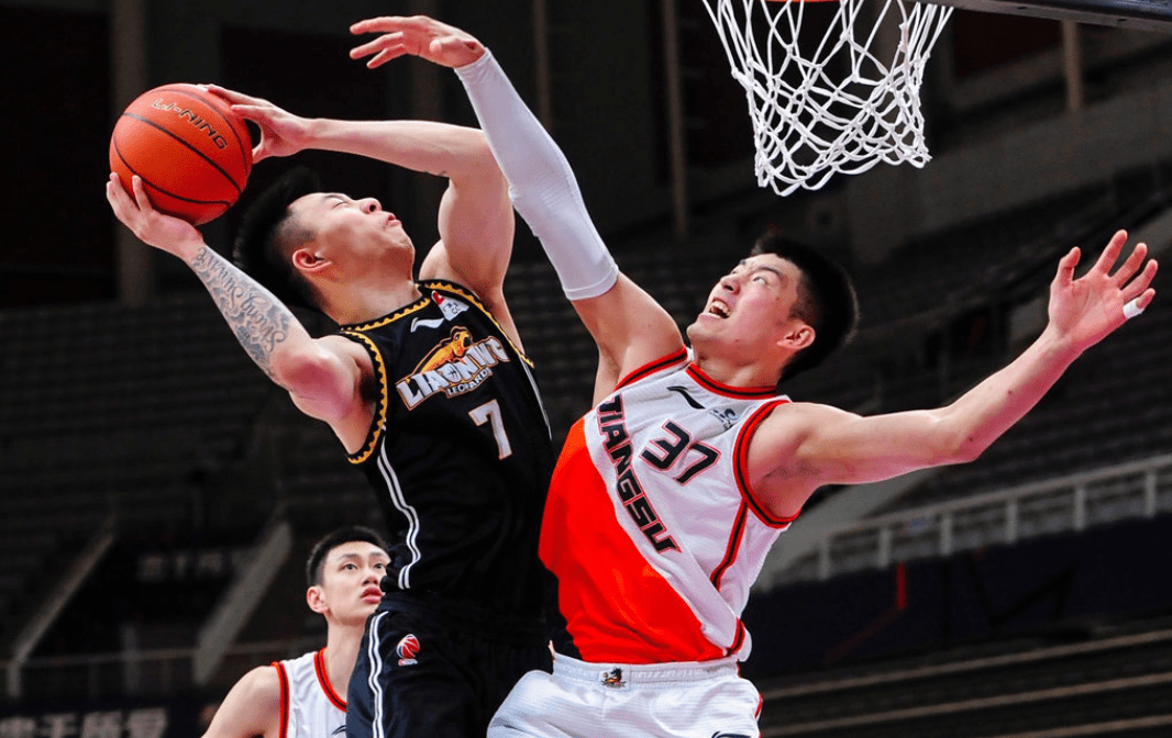 IM体育在线注册-湖人轻取青岛队,赵继伟带队取胜